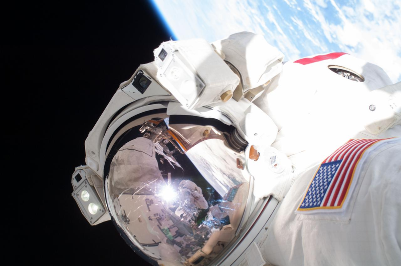 El astronauta Chris Cassidy llevando a cabo una caminata espacial en la EstaciĂłn Espacial Internacional (Imagen: NASA).